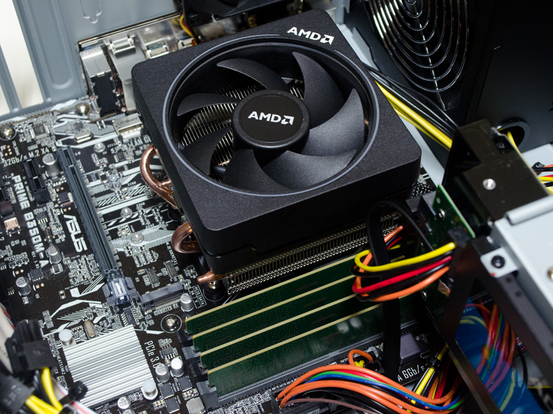 プロセッサの右側に4つのメモリスロット、下側にM.2のスロット