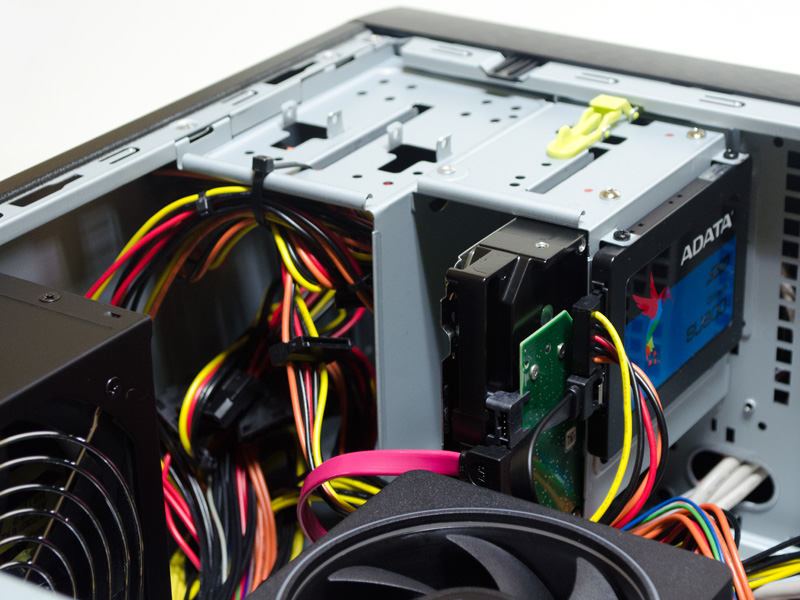 3.5インチのHDDはSeagate「ST2000DM006」。2.5インチのSSDはADATA「ASU800SS-480GT」