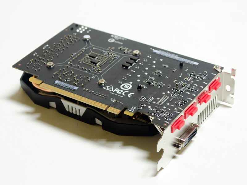 ビデオカードの裏面。インターフェイスは、DisplayPort×3、HDMI×1、DVI×1