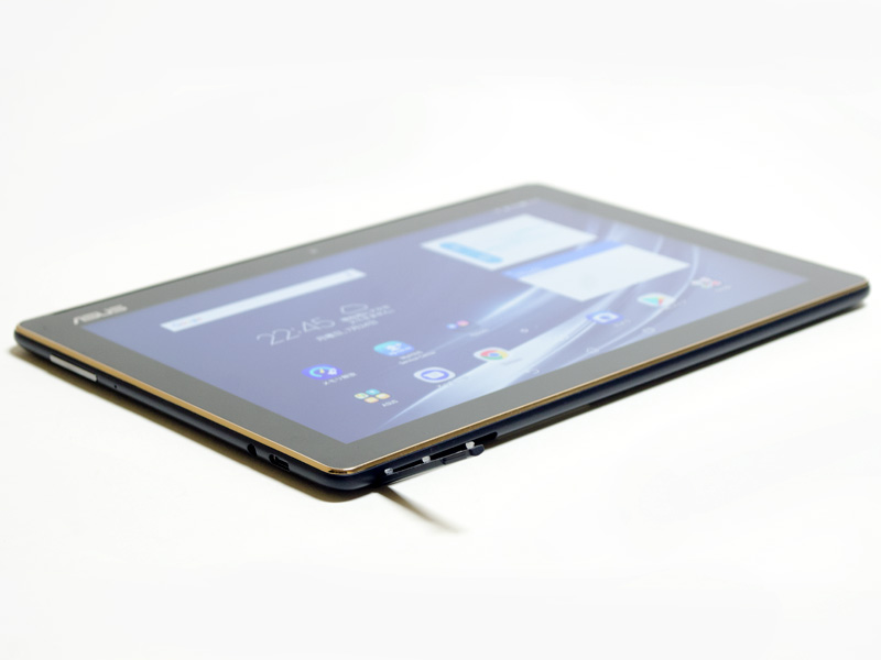 左側面に音量±ボタン、音声入出力、USB 2.0 Type-C。下側面にmicroSDカードスロット(左)と、Micro SIMスロット(右)