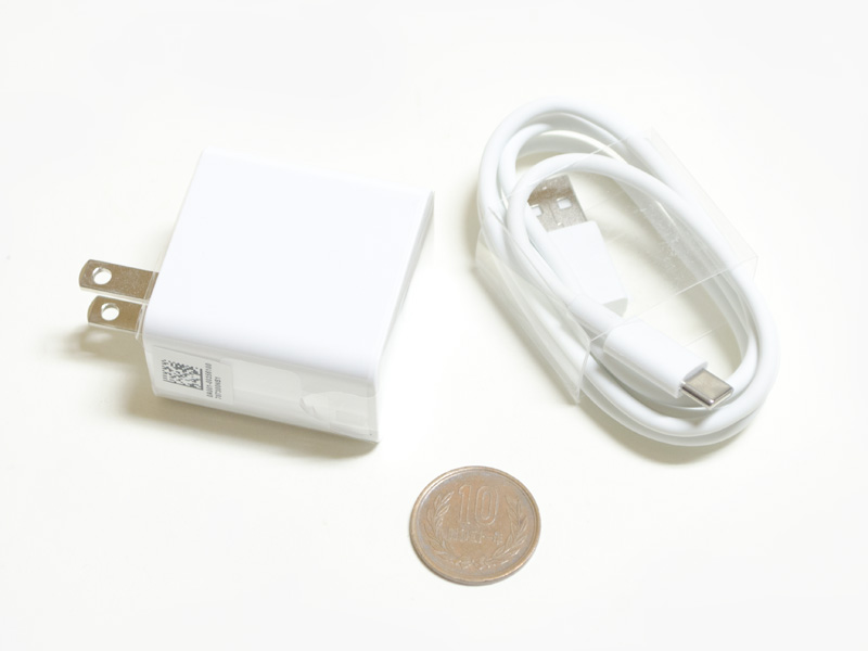 付属品など。USB式ACアダプタとUSBケーブル。ACアダプタのサイズは約42×42×25mm(同、プラグ含まず)、重量52g。出力は5V/2A
