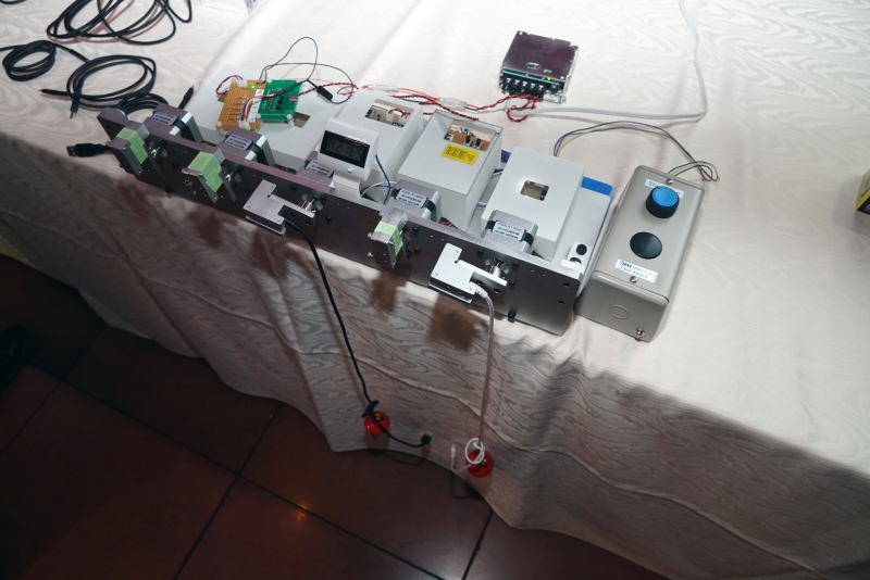 ケーブルの付け根を掴んでいるアーム部分が左右に動き続けて負荷を与えている