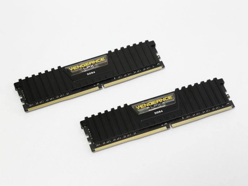 Corsair CMK16GX4M2B3000C15。本来はDDR4-3000動作の16GBメモリキットだが、今回はDDR4-2933設定で使用している