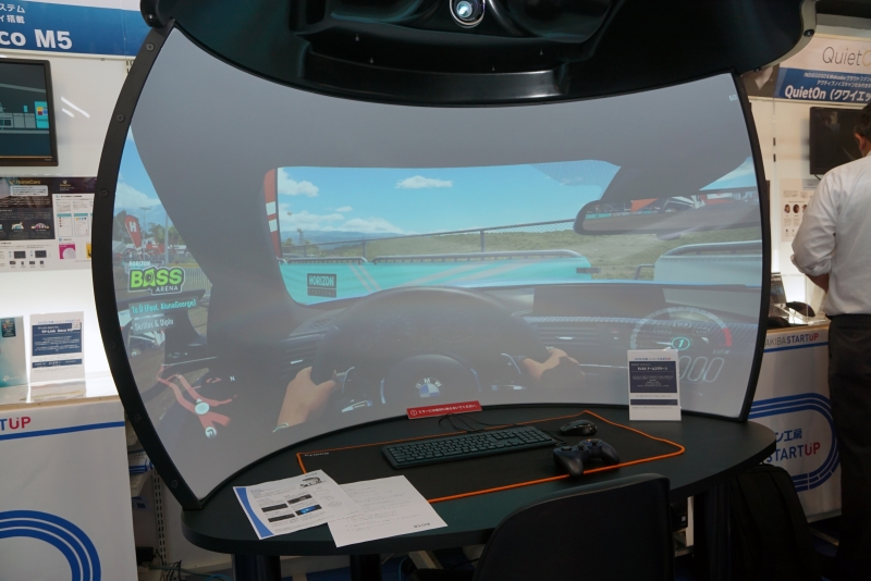 エルザ ジャパンが展示していた「ELSA ドームスクリーン」。プロジェクタを使い、円形のスクリーンシステムに投影することでゲームなどで高い没入感を得られる。4Kや3D立体視などさまざまなプロジェクタに対応可能としている。価格は非公開だった