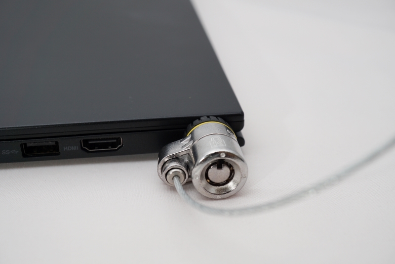 あとはノートPCのセキュリティスロットに差し込んでキーでロックするだけ