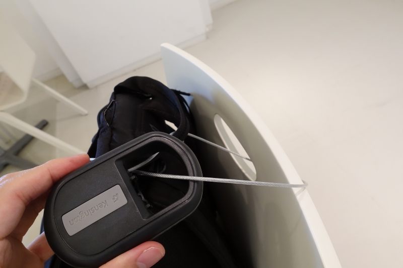 ここでは椅子の背もたれにある穴に通してみた。バッグの持ち手に一緒にケーブルを通せば、バッグの盗難も防げる