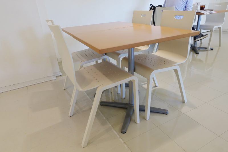 ワイヤーを通して固定できるのはたいていテーブルの脚だろう