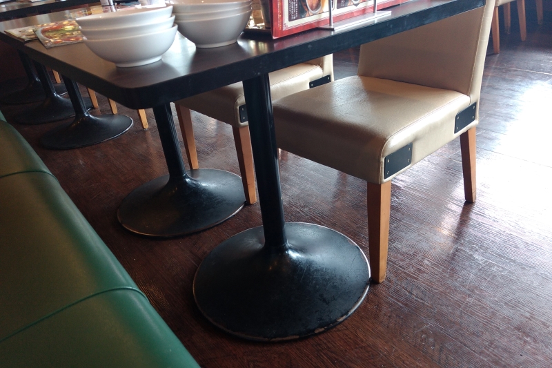 ワイヤーを通して固定できるのはたいていテーブルの脚だろう