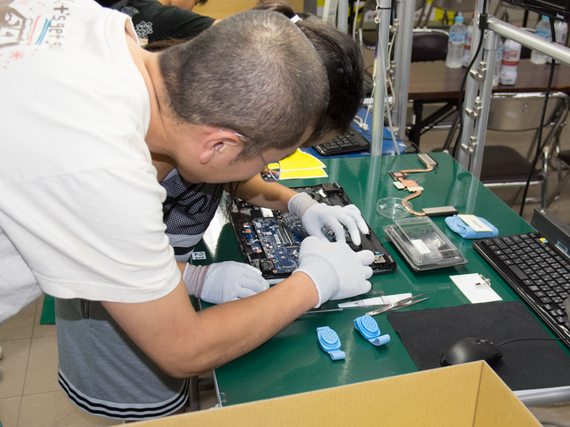 保護者が児童の作業を補助するところも