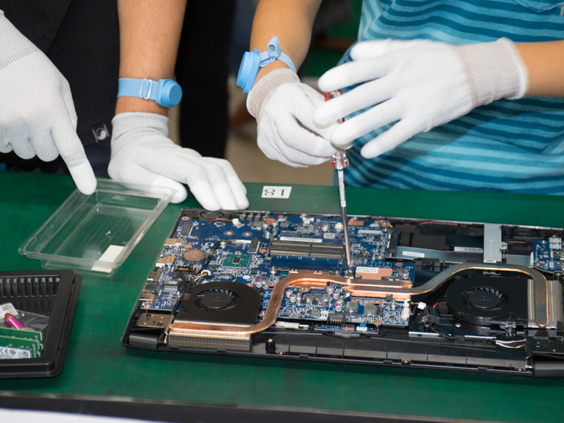 マザーボードをネジで固定しているところ