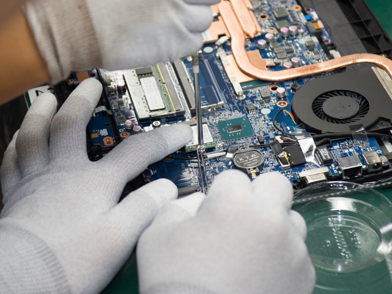 アンテナは細かい作業が必要で取り付けが難しいため、補助が入った