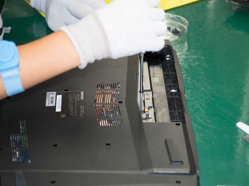 裏蓋のネジ止め