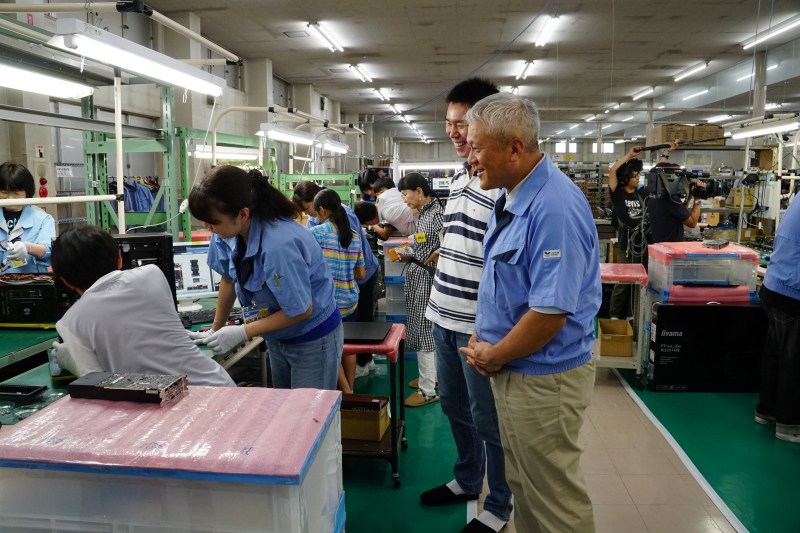 小松社長は組み立て作業中、終始各親子の作業台を巡回していた