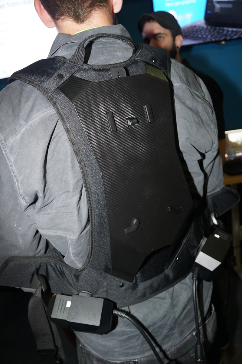 バックパック部分と分離する形状