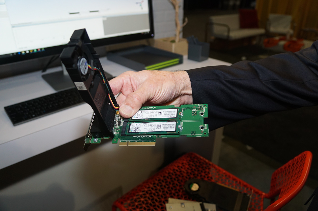 PCI Expressスロットに入るM.2ストレージを装着する拡張カード、2枚バージョン