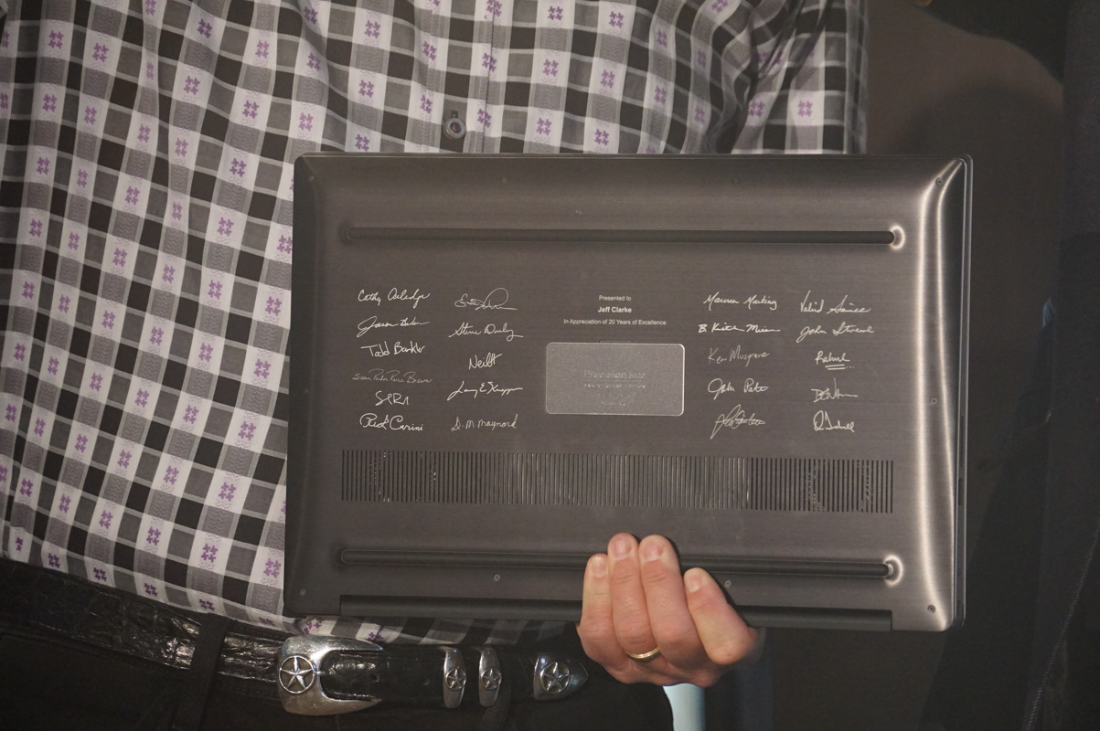 関係者のサイン入り