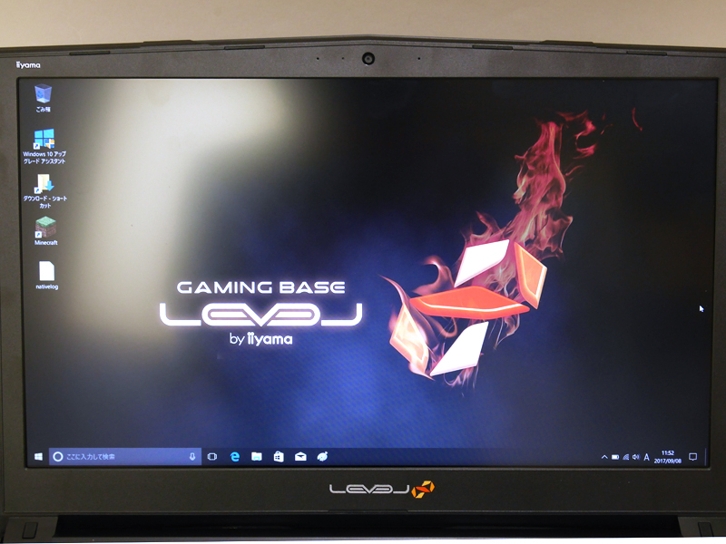 液晶は広視野角タイプ。非光沢処理で反射が抑えられる