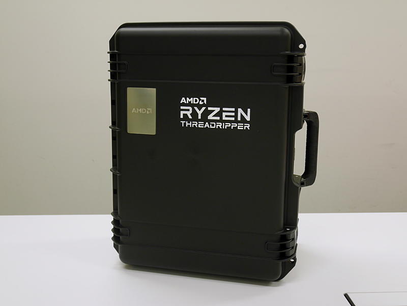 レビュワーズキットのCPUは、大きなキャリーケースに入っていた