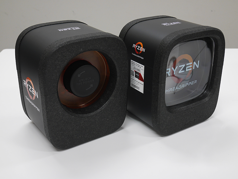 スピーカーのような形のパッケージ