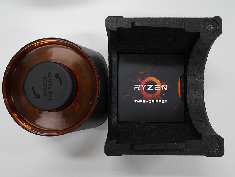 緩衝材から取り出してみた。底面に保証書が収納されている