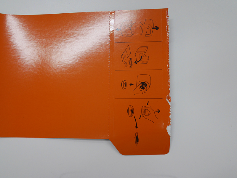 包装紙にはパッケージ開封の手順が書かれているが、金属のストッパーが描かれていない