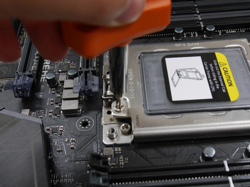 2番のネジを外す