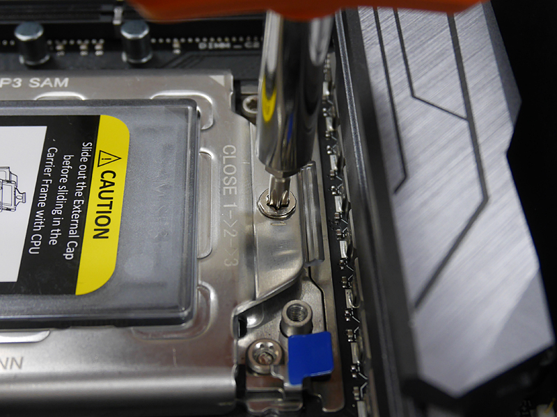 1番のネジを外す