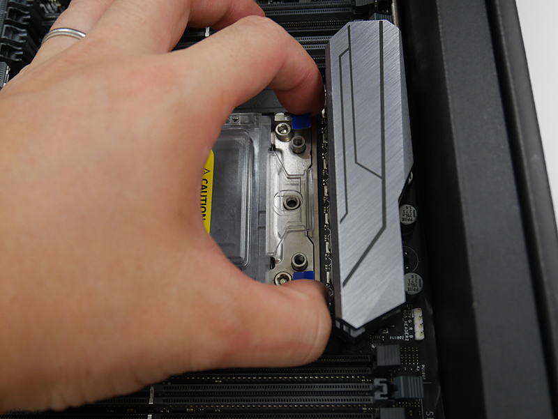 カバーを開けてから、ガイドレールも引き上げる