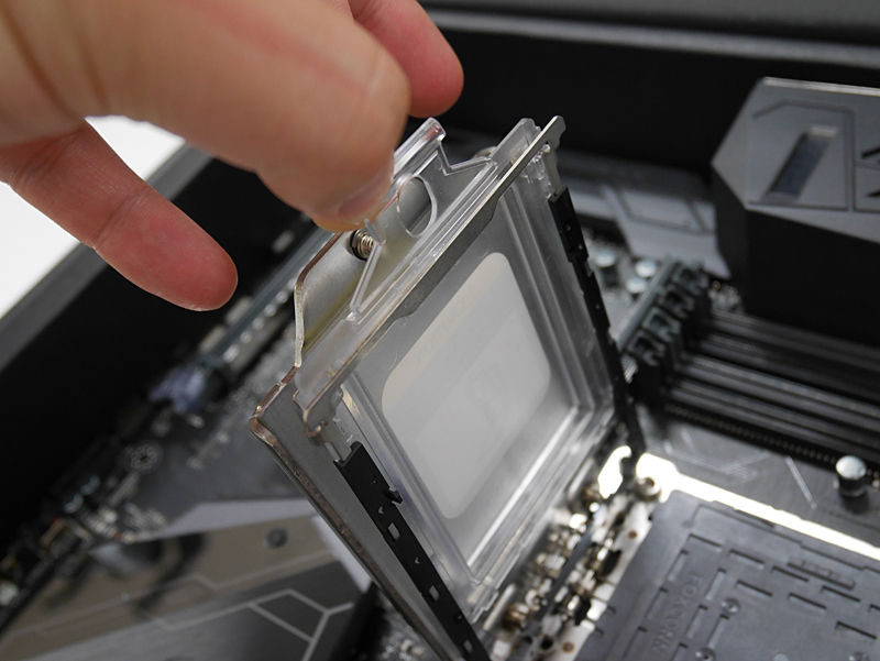 透明の保護カバーを外す