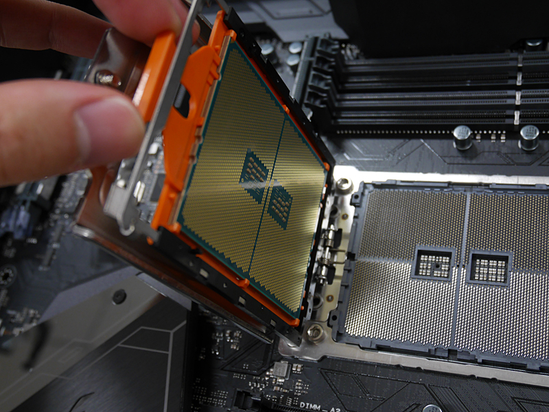 CPUをガイドレールに沿って滑らせて入れる