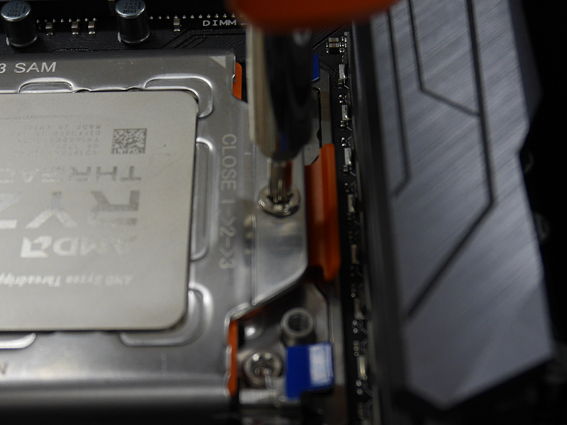 1番のネジを締める