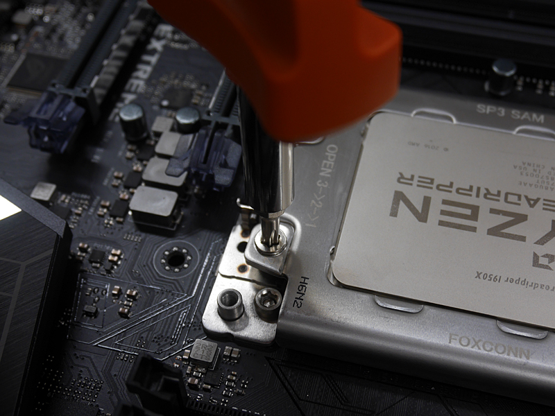 2番のネジを締める