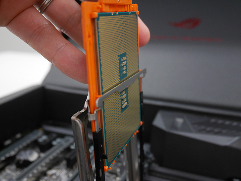 装着時、ガイドレールがCPUのコンデンサに接触しないよう注意