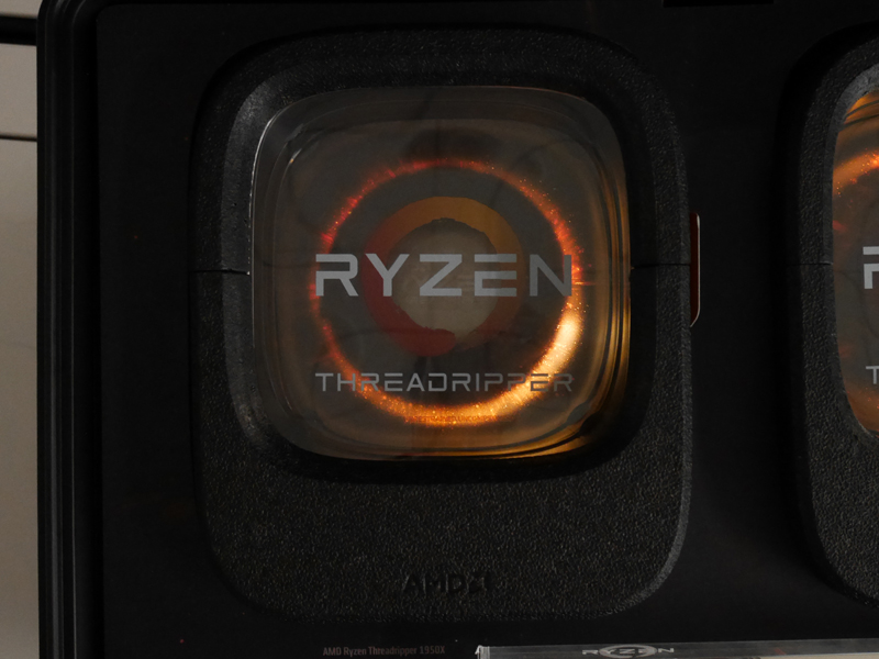 ケースを開けるとリング状のライトがパッケージを照らし出す