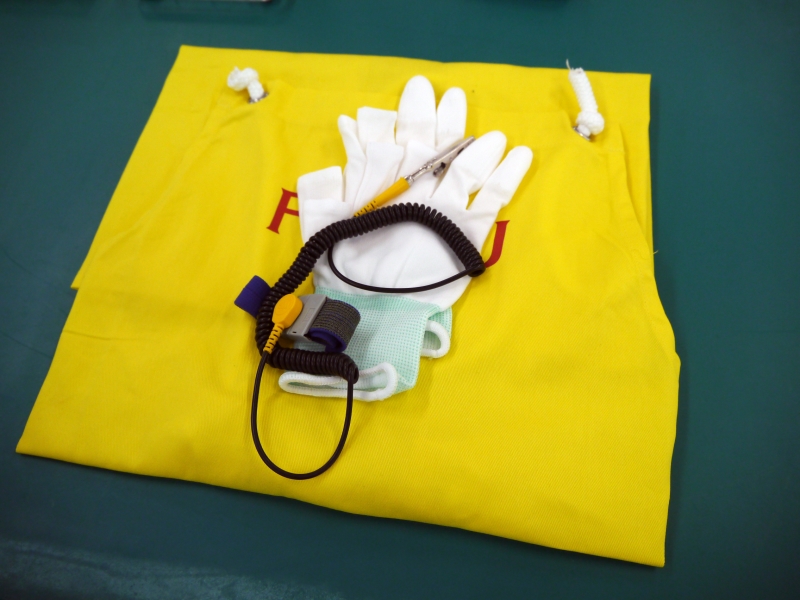 エプロンや手袋、アースバンド