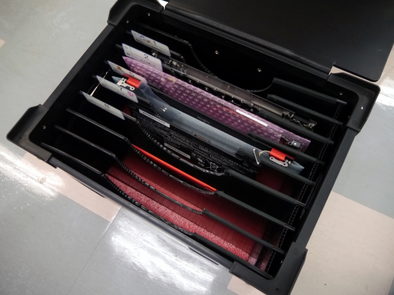 組み立てる部品が入った箱