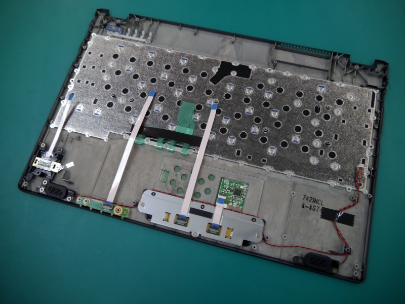 キーボード部。すでに固定用の72本のネジを打ってある。ここに部品を組み込む