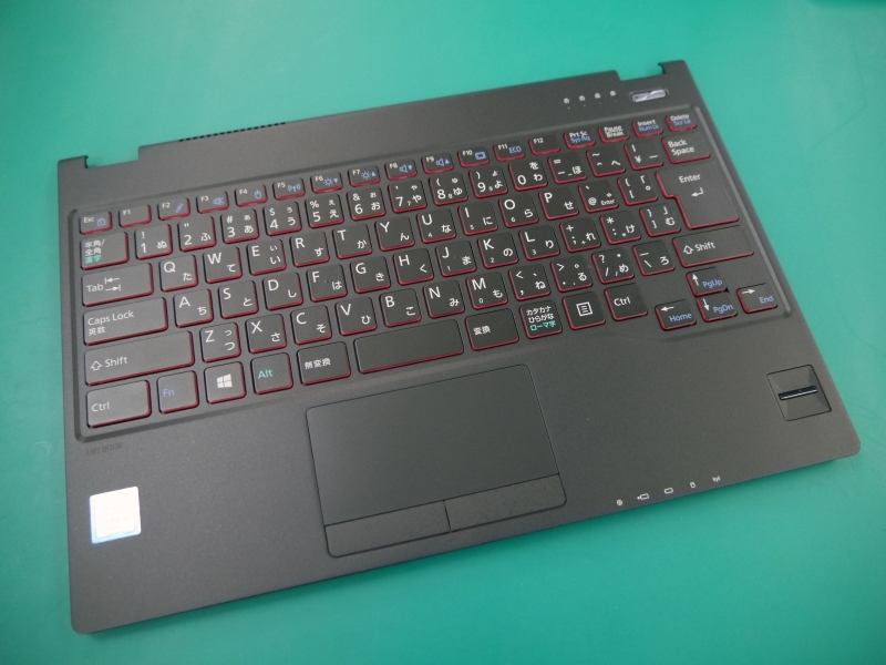 キーボード部。すでに固定用の72本のネジを打ってある。ここに部品を組み込む