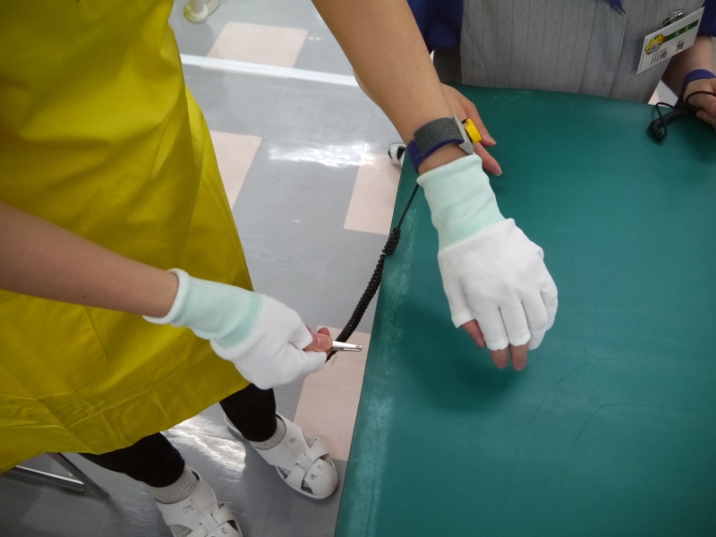 まずは、エプロン、手袋を着用して、アースバンドをつける