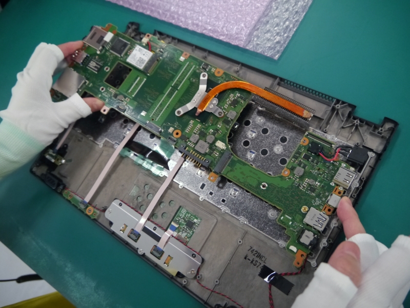 メインボードの取り付けから開始