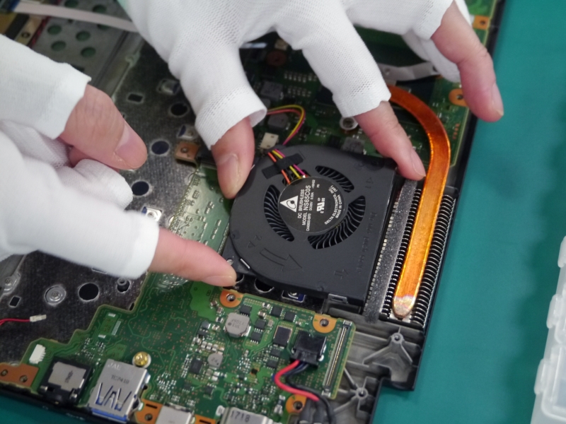 続いてファンを取りつける