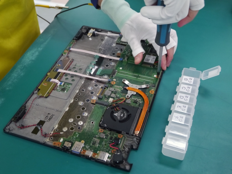 12本のネジとメインボードとファンを固定する