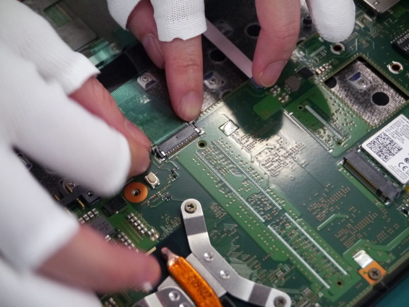 キーボードとメインボードをつなげるフレキケーブルを接続