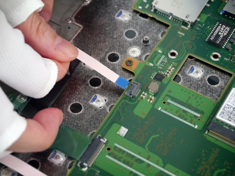 続いて、タッチパッドや指紋認証などのフレキケーブルを接続