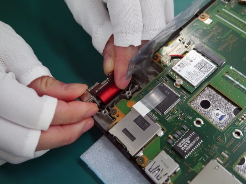 ヒンジをカチッというまで押し込む