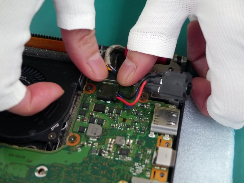 液晶のケーブルを接続する