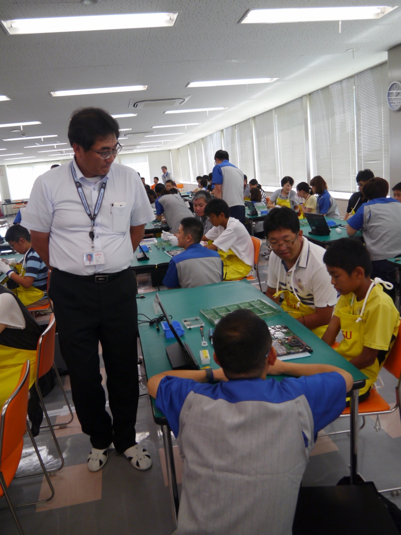 組み立ての様子を気にする富士通クライアントコンピューティングの仁川進執行役員