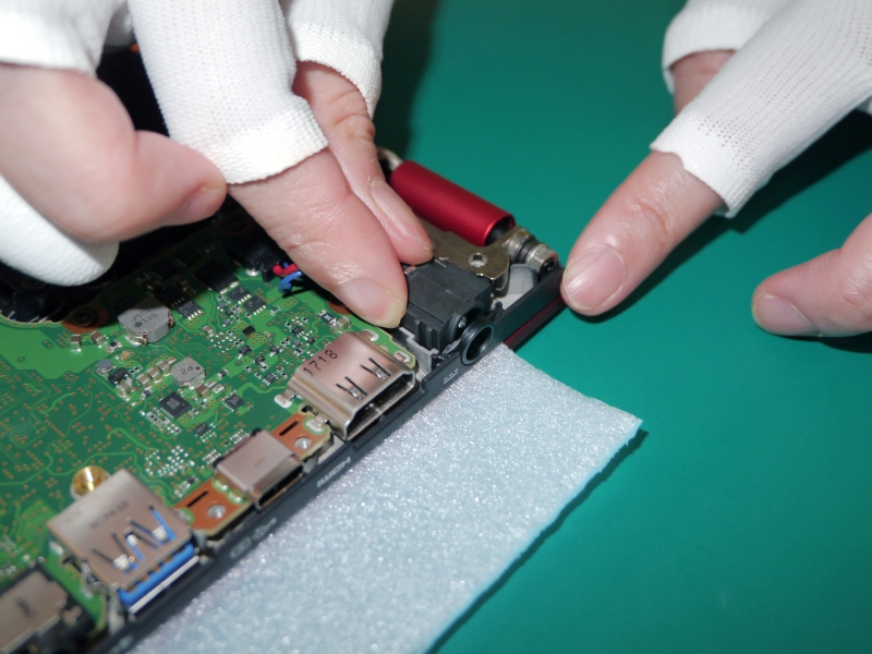 電源コネクタの取り付け