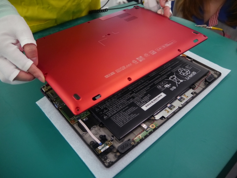 最後な背面カバーを取りつける