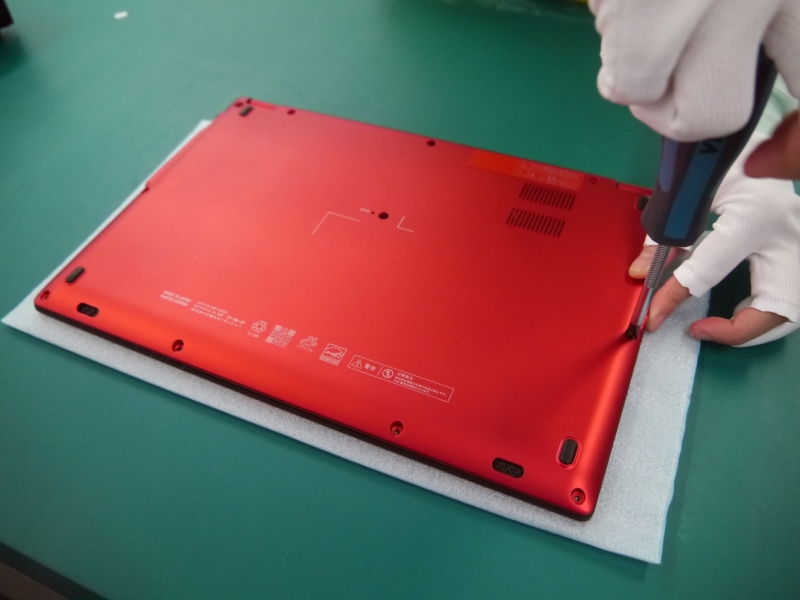 ここでは12個のネジを使って、固定する。これで完成だ